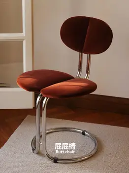 Nustatyti medienos kambarys / valgomasis kėdės, baldai stalai kėdės valgomojo stalas, kėdžių atlošas modernaus minimalistinio studijų kambario tingus vyras